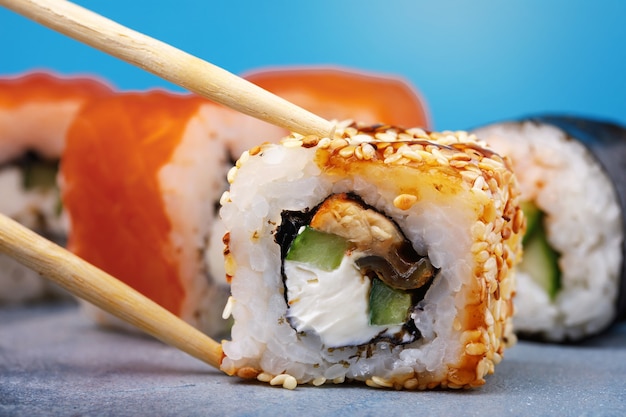 Rolls Unagi maki con cetriolo, anguilla, sesamo e pesce rosso