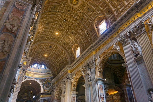 ROMA ITALIA 17 LUGLIO 2018 L'interno della Basilica di San Pietro a Roma La Basilica è una chiesa rinascimentale italiana nella Città del Vaticano