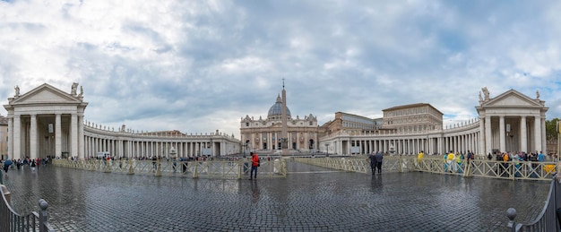 ROMA, ITALIA-18 ottobre 2016: La gente che cammina intorno a Quare di San Pietro per la visita all'interno del museo a Roma, Italia.