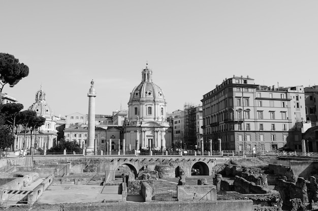 Roma, Italia - 20 giugno 2018: Vista panoramica del Foro di Traiano e della Colonna a Roma, lontana la Chiesa del Santissimo Nome di Maria. Giornata estiva e cielo azzurro