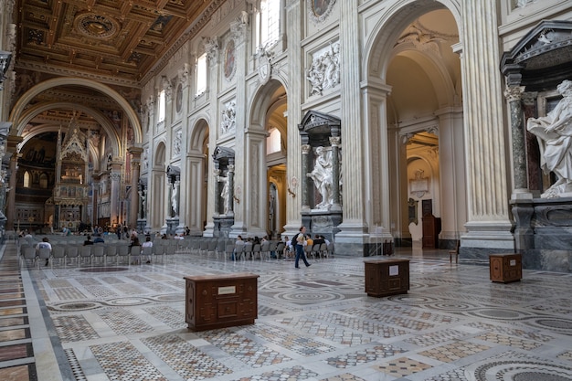 Roma, Italia - 20 giugno 2018: Vista panoramica dell'interno della Basilica Lateranense, conosciuta anche come Arcibasilica Papale di San Giovanni. È la chiesa cattedrale di Roma e funge da sede del Romano Pontefice