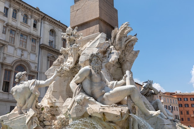 Roma, Italia - 21 giugno 2018: Vista del primo piano della Fontana dei Quattro Fiumi (Fontana dei Quattro Fiumi) è fontana in Piazza Navona a Roma. Fu progettato nel 1651 da Gian Lorenzo Bernini