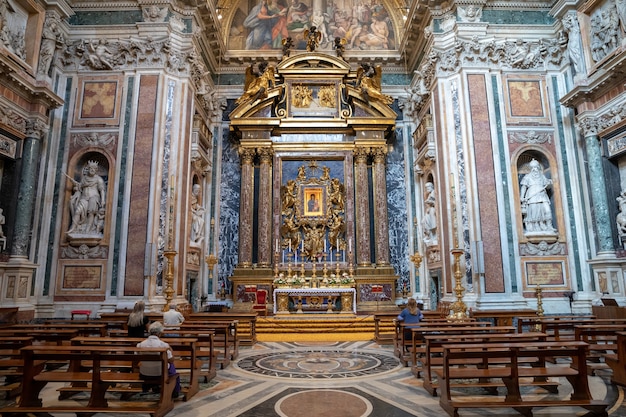 Roma, Italia - 21 giugno 2018: Vista panoramica dell'interno della Basilica di Santa Maria Maggiore, o chiesa di Santa Maria Maggiore. È una basilica maggiore papale e la più grande chiesa cattolica mariana a Roma