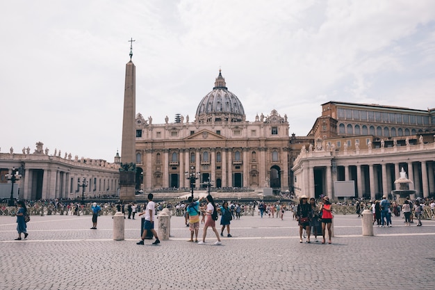 Roma, Italia - 22 giugno 2018: Vista panoramica sulla Basilica Papale di San Pietro (Basilica di San Pietro) in Vaticano e Piazza San Pietro. Giorno d'estate e la gente cammina