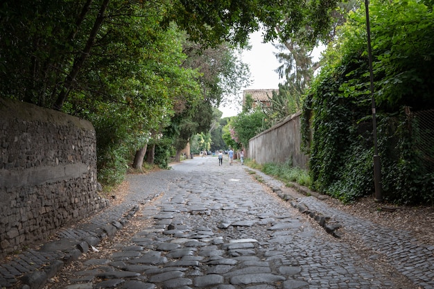 Roma, Italia - 23 giugno 2018: La vista panoramica della via Appia (Via Appia) è una delle strade romane più antiche e strategicamente più importanti dell'antica repubblica