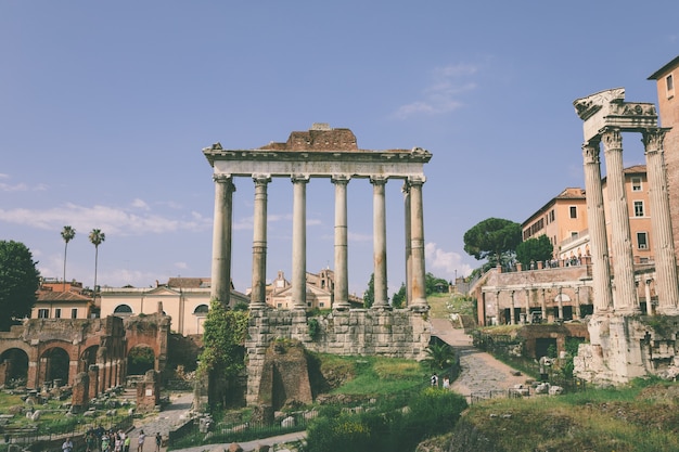 Roma, Italia - 23 giugno 2018: Vista panoramica del tempio di Vespasiano e Tito si trova a Roma all'estremità occidentale del Foro Romano. È dedicato al divinizzato Vespasiano e a suo figlio, il divinizzato Tito