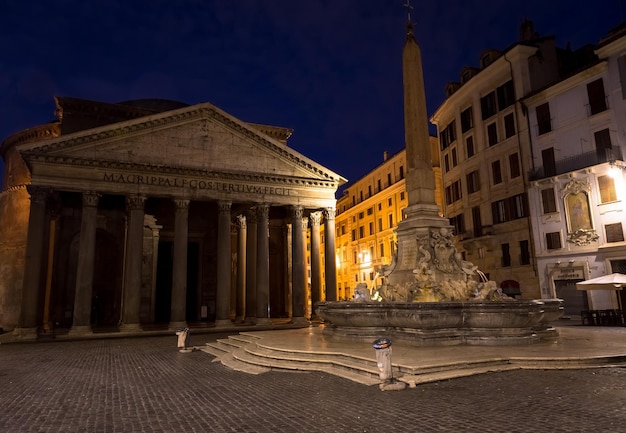 ROMA ITALIA CIRCA AGOSTO 2020 Pantheon illuminato di notte Uno dei monumenti storici più famosi d'Italia