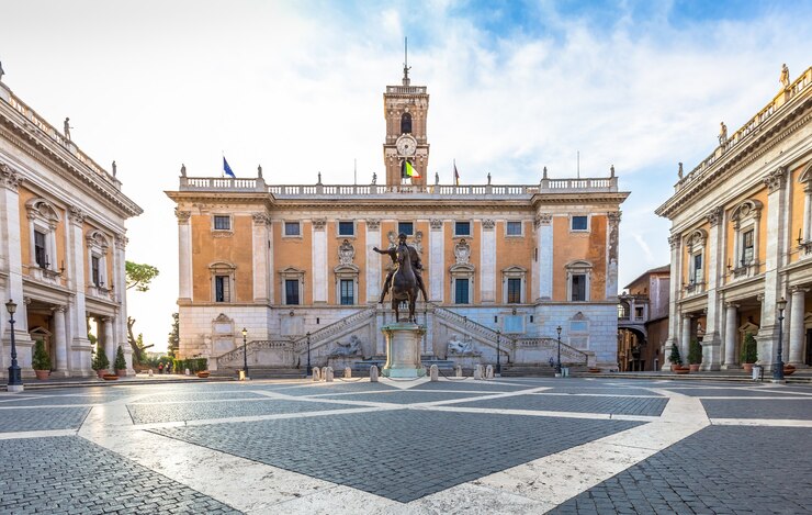 Foto roma, italia - circa agosto 2020: piazza del campidoglio (piazza del campidoglio). realizzato da michelangelo, è sede del municipio di roma (roma). luce dell'alba, prima dell'arrivo del turista.