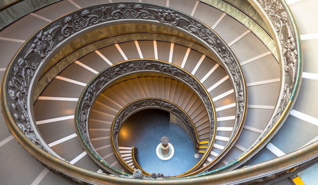 ROMA, ITALIA - CIRCA SETTEMBRE 2020: La famosa scala a chiocciola con doppia elica. Musei Vaticani, realizzati da Giuseppe Momo nel 1932