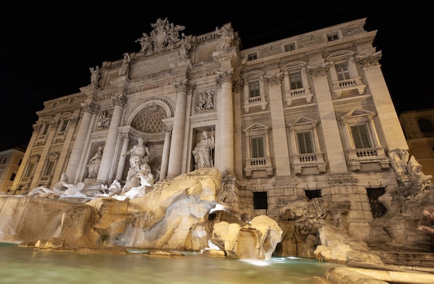 Roma Italia Fontana di Trevi di notte con illuminazione