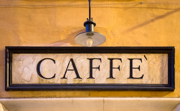 Roma, Italia. Segno di caffè tradizionale stile vintage sul muro.