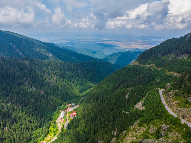 Romania. Estate. Vista a volo d'uccello dell'autostrada Transfagaras