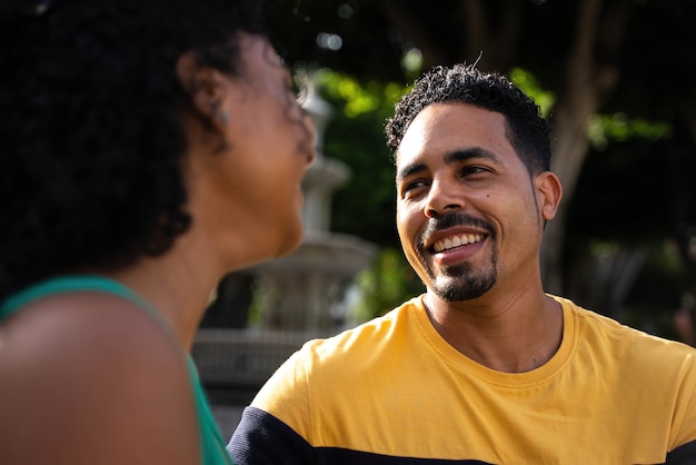 Romantica coppia afroamericana seduta su una panchina