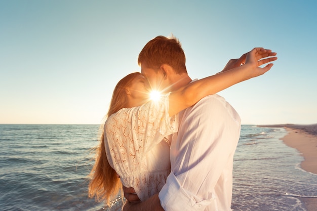 Romantica coppia baciarsi sulla spiaggia