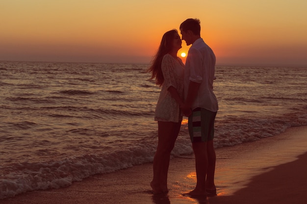 Romantica coppia baciarsi sulla spiaggia