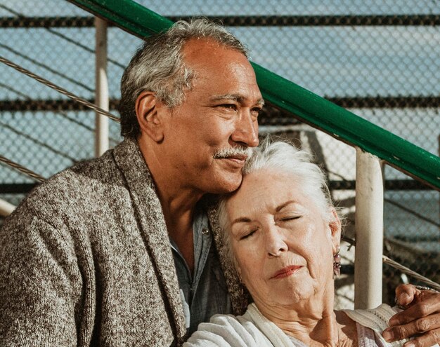 Romantica coppia di anziani seduti sul molo