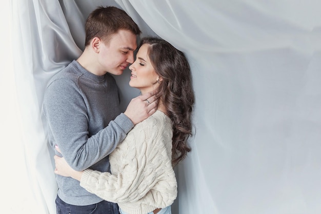 Romantica coppia sexy innamorata che si diverte insieme Giovane donna che abbraccia il fidanzato sfondo bianco