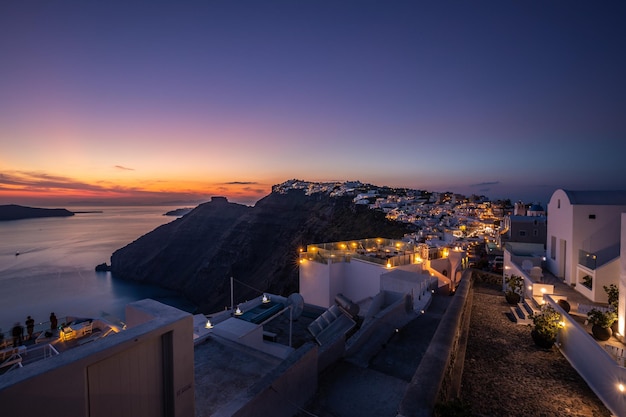 Romantica isola di Santorini durante il tramonto, Grecia. Bellissimi lampioni e cielo al tramonto colorato