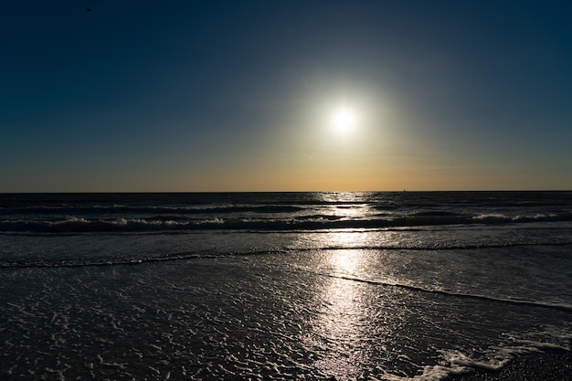 romantica vacanza estiva vista sul mare alba sul mare sulla spiaggia dell'oceano Tramonto sul mare durante le vacanze estive Alba con mare e spiaggia vista sull'orizzonte calmo in mare al tramonto il sole sorge sopra l'orizzonte