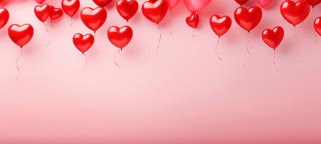 Romantici palloncini a cuore rosso su sfondo rosso e rosa
