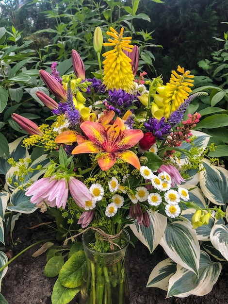 Romantico bouquet di fiori di campagna