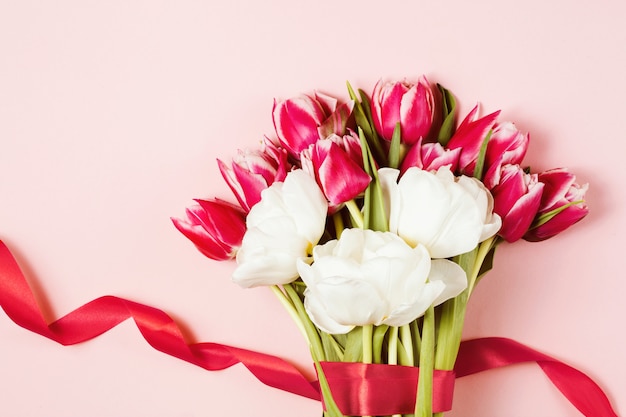 Romantico bouquet di fiori rosa