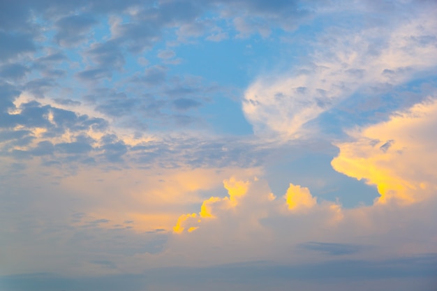 Romantico cielo al tramonto pastello in rosa, viola e blu