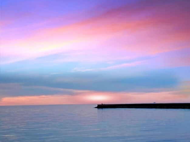 romantico colore pastello blu rosa giallo nuvoloso tramonto cielo in mare