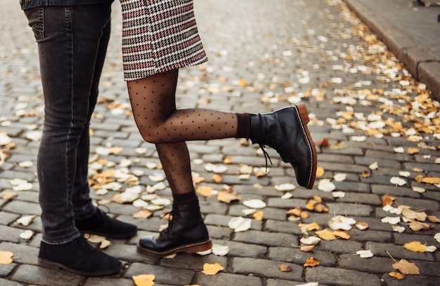 Romantico, concetto di amore. Piedi di una giovane coppia innamorata nella città d'autunno. dolce bacio di giovane coppia. Amanti in un appuntamento romantico, le ragazze stanno per baciare il suo uomo