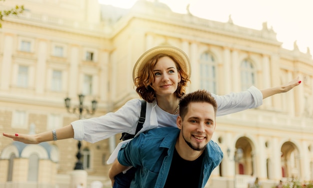 Romantico concetto di gioventù. Giovani coppie alla moda hipster nell'amore alla città.