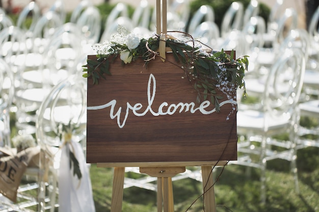 Romantico matrimonio sulla spiaggia. Segno di benvenuto.