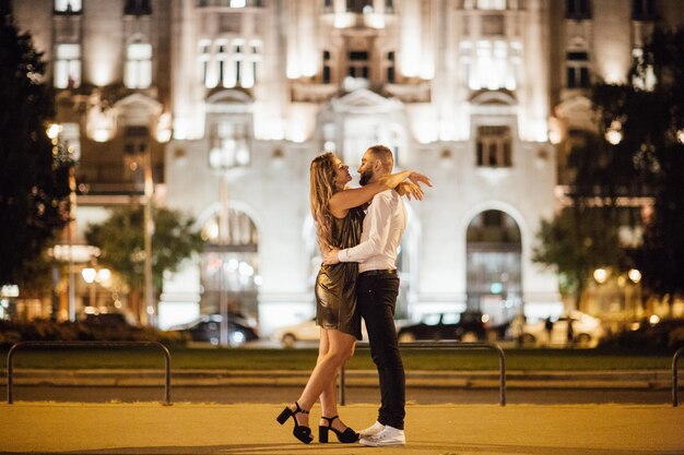 Romantico ritratto soleggiato della coppia sensuale innamorata teneramente a Budapest