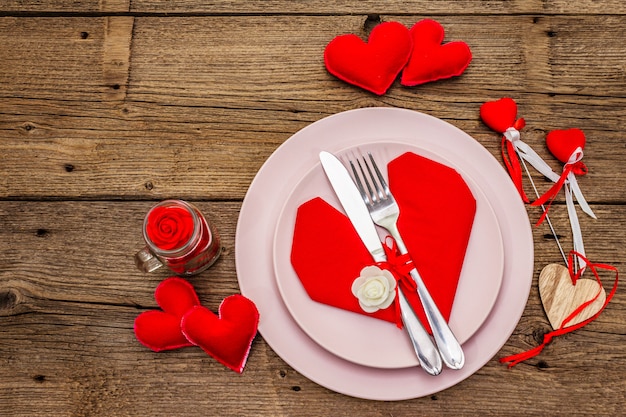 Romantico tavolo da pranzo con piatti e tovagliolo a forma di cuore