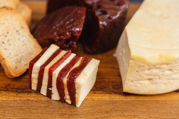 Romeo dolce e giulietta Formaggio con guava su tavola di legno e fondo nero vicino