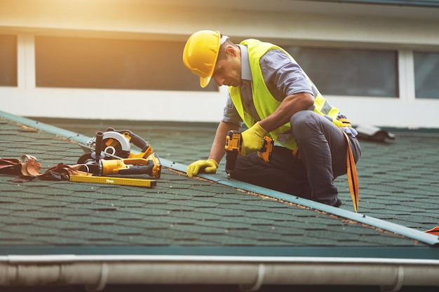 Roofer che lavora nel lavoro protettivo indossare guanti,