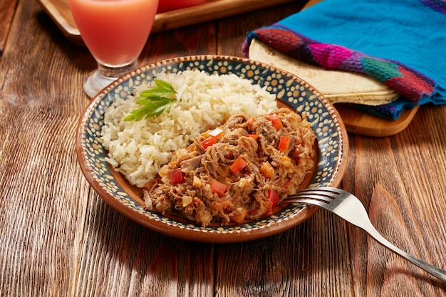 Ropa vieja comida tipica mexicana de carne de ternera servida con arroz blanco