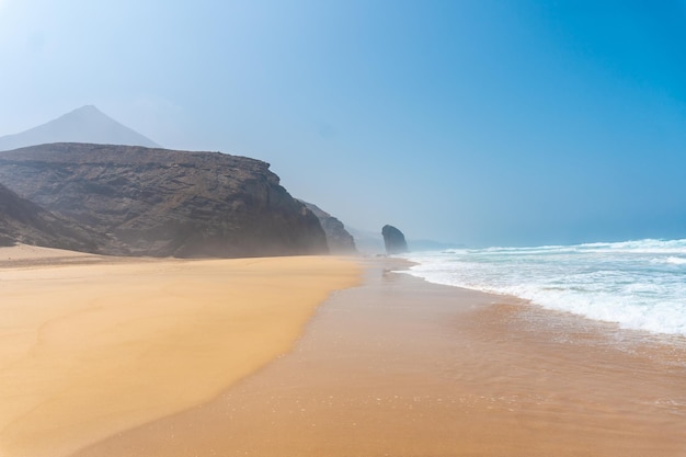 Roque Del Moro dalla spiaggia di Cofete nel parco naturale di Jandia, Barlovento, a sud di Fuerteventura, Isole Canarie. Spagna