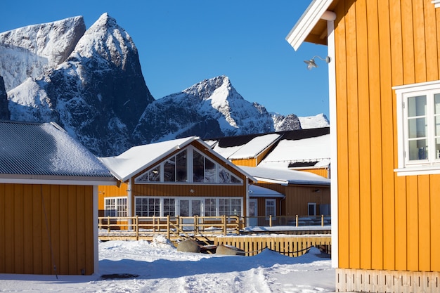 Rorbu tradizionale norvegese in legno per stare sulla riva del fiordo e delle montagne in lontananza. Isole Lofoten. Norvegia. viaggio nel mondo