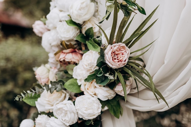 rosa artificiale per la decorazione. Tema di matrimonio. Banchetto di arrangiamento