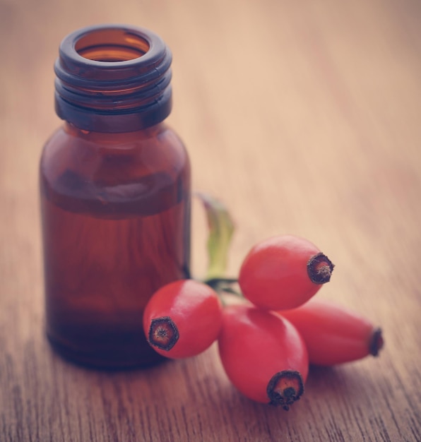 Rosa canina con olio essenziale estratto in bottiglia