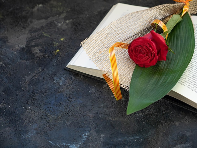 Rosa e libro regalo tradizionale per Sant Jordi il giorno di San Giorgio È la versione catalana del giorno di San Valentino
