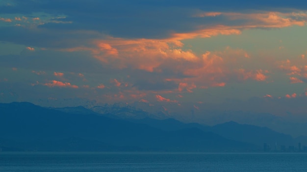 rosa e viola mare tramonto sullo sfondo del cielo con le nuvole e un riflesso colorato di bellissimo