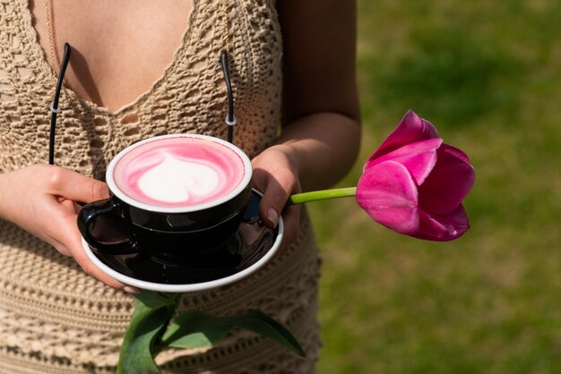 Rosa latte rosa matcha o cappuccino in mano femminile Tazza da caffè Primavera Sano latte alla barbabietola alla moda con latte