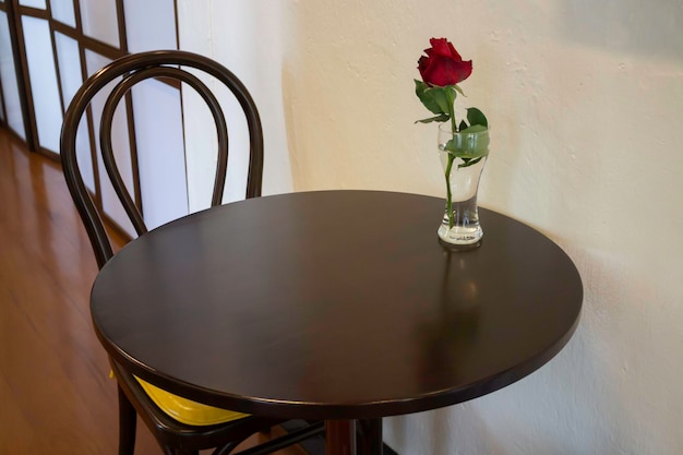 Rosa rosa in vaso sul tavolo