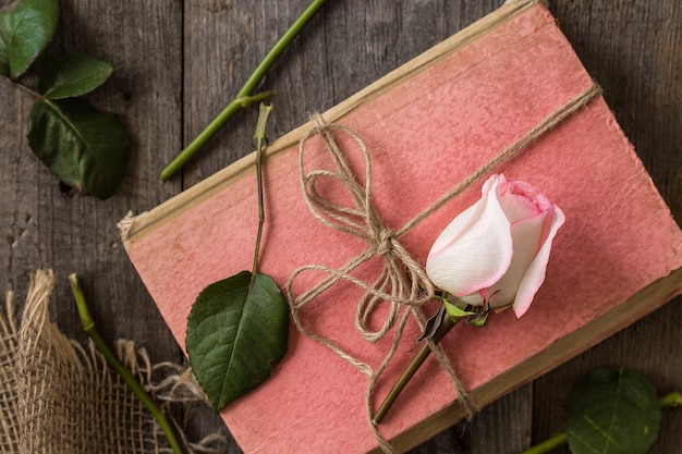 Rosa rosa su un vecchio libro in stile vintage