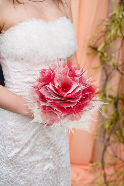 Rosa rossa come bouquet creativo da sposa decorato con perle