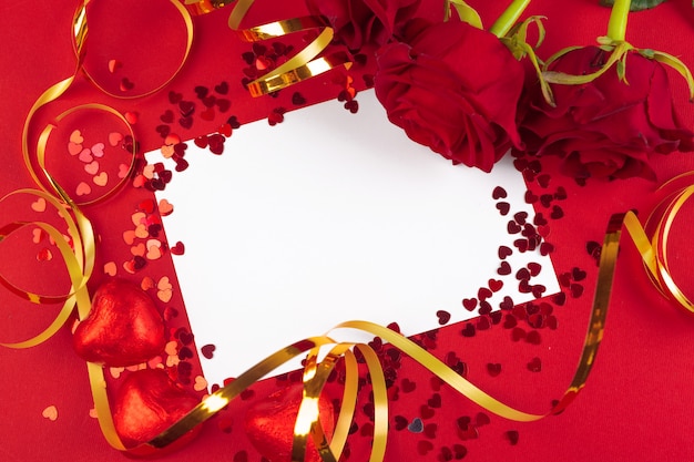 Rosa rossa e carta regalo vuota per il testo