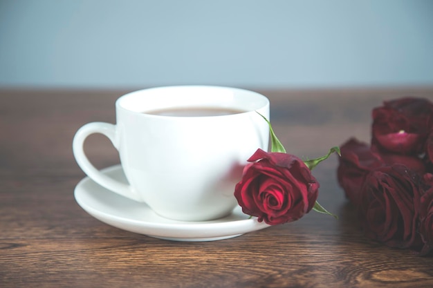 Rosa rossa e tazza di caffè