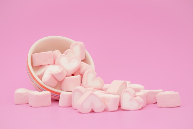 Rosa sentire marshmallow, dolci cuori di marshmallow su sfondo rosa