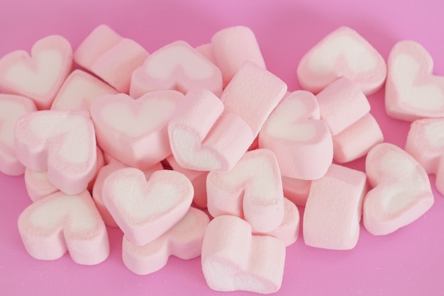 Rosa sentire marshmallow, dolci cuori di marshmallow su sfondo rosa